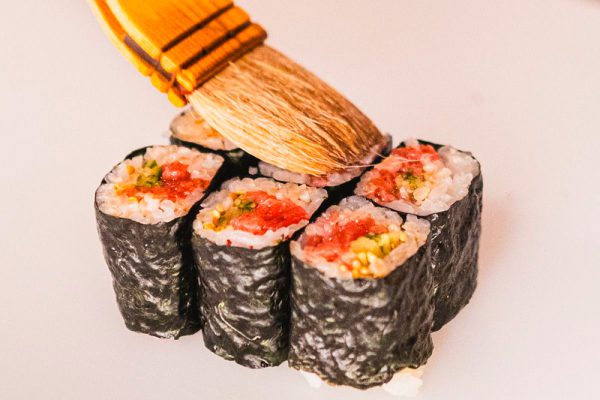 AO (Azul de Okinawa), é um sushi bar intimista, de apenas 8 lugares, onde reservar é aconselhado. Este speakeasy escondido dentro do cocktail bar Paraíso, proporciona uma viagem de sabores e sensações.