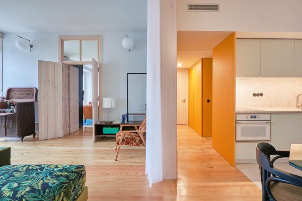 Um alojamento que se localiza entre o Cais do Sodré e o Chiado. Suítes, Estúdios e Apartamentos de 1 a 6 pessoas, com flexibilidade para acomodar com conforto, design e diversão, casais, famílias e amigos.